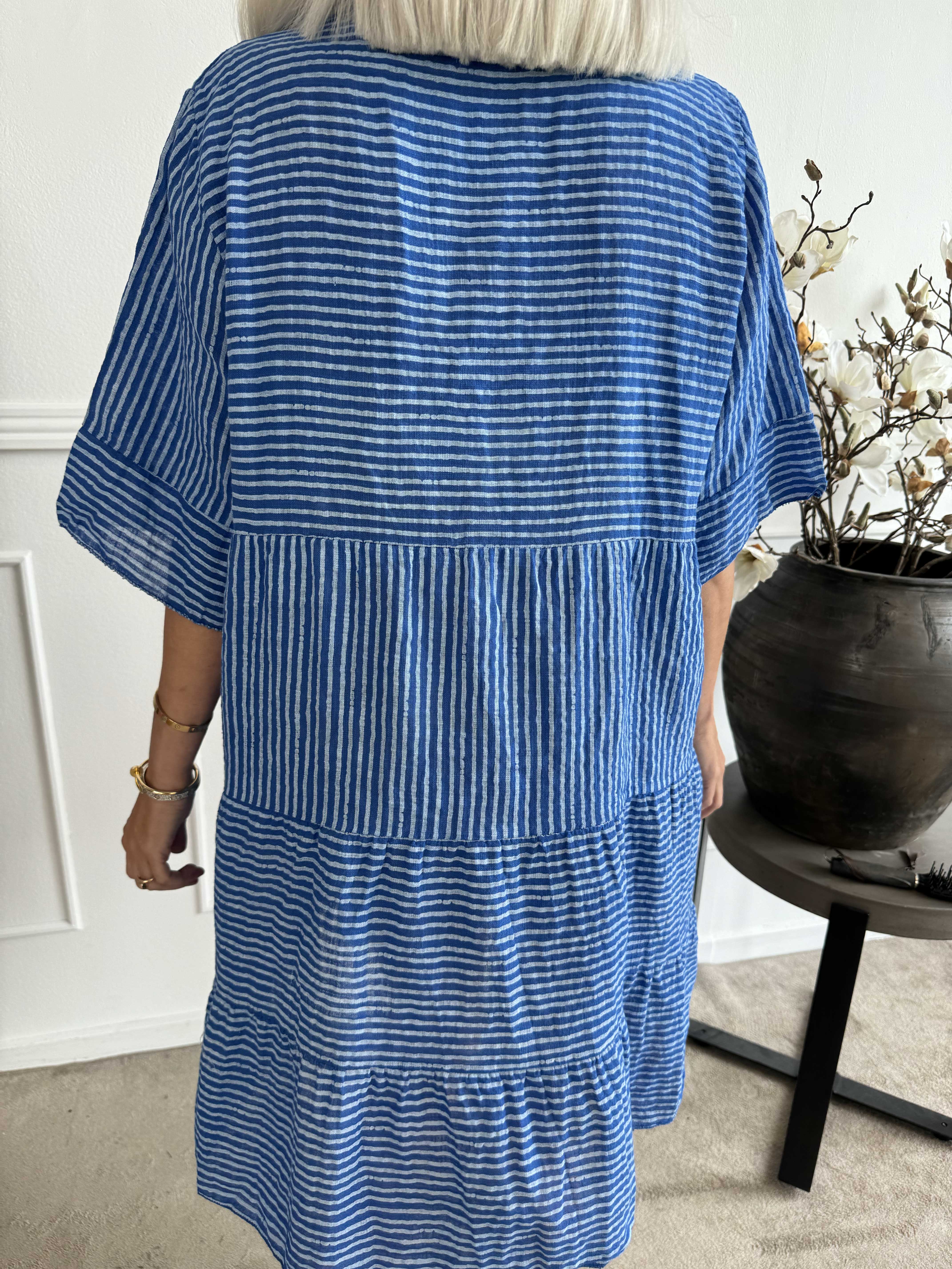 Jenni - Sød stripet bomuldskjole i hør lignende stof